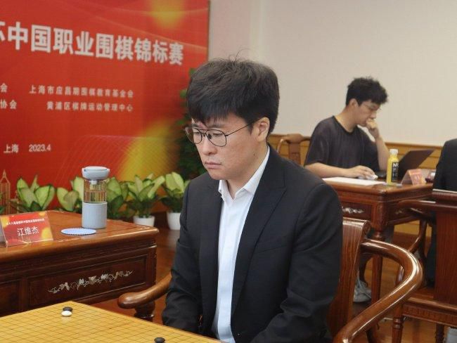 张默扮演的长工栓柱是该片中戏份最强的，有一条很是完全的性情成长线索，从老店主的长工，盼愿着能与星星成婚，到抱负破灭，后又迫于糊口跟花枝连系，到最后血性使然不为五斗米折腰惨死日本人刀下。